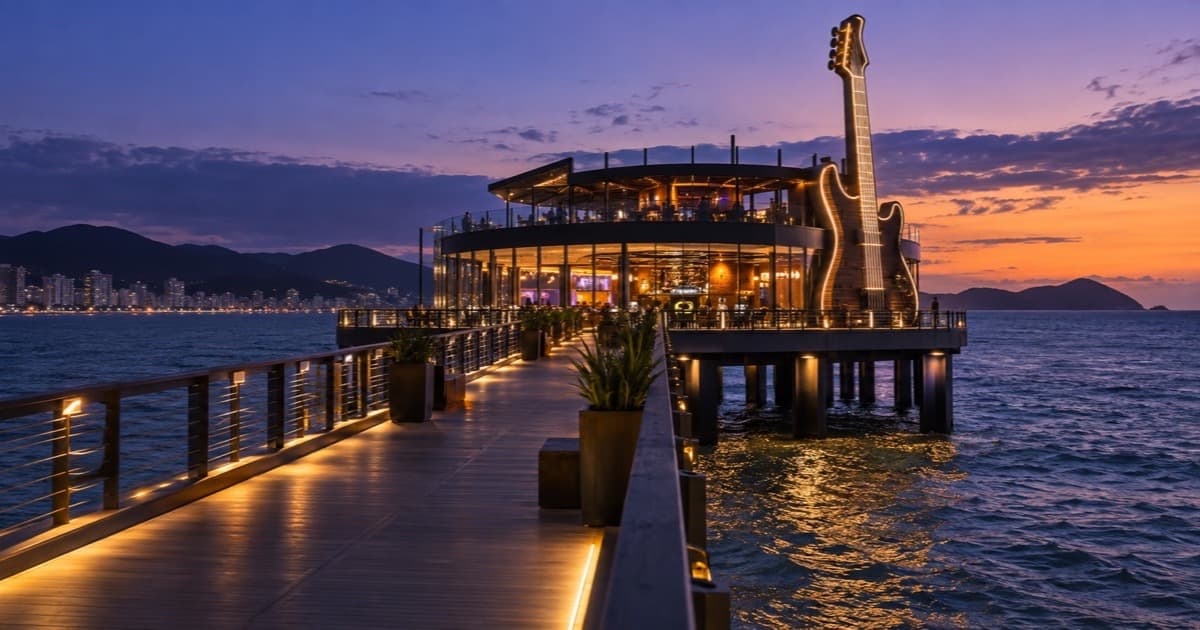 Restaurante sobre o mar no Píer Oporto em Itapema ao anoitecer