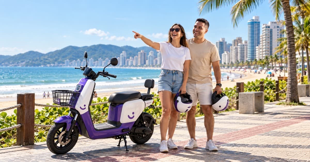 Casal com scooter elétrica descobrindo o que fazer em Itapema