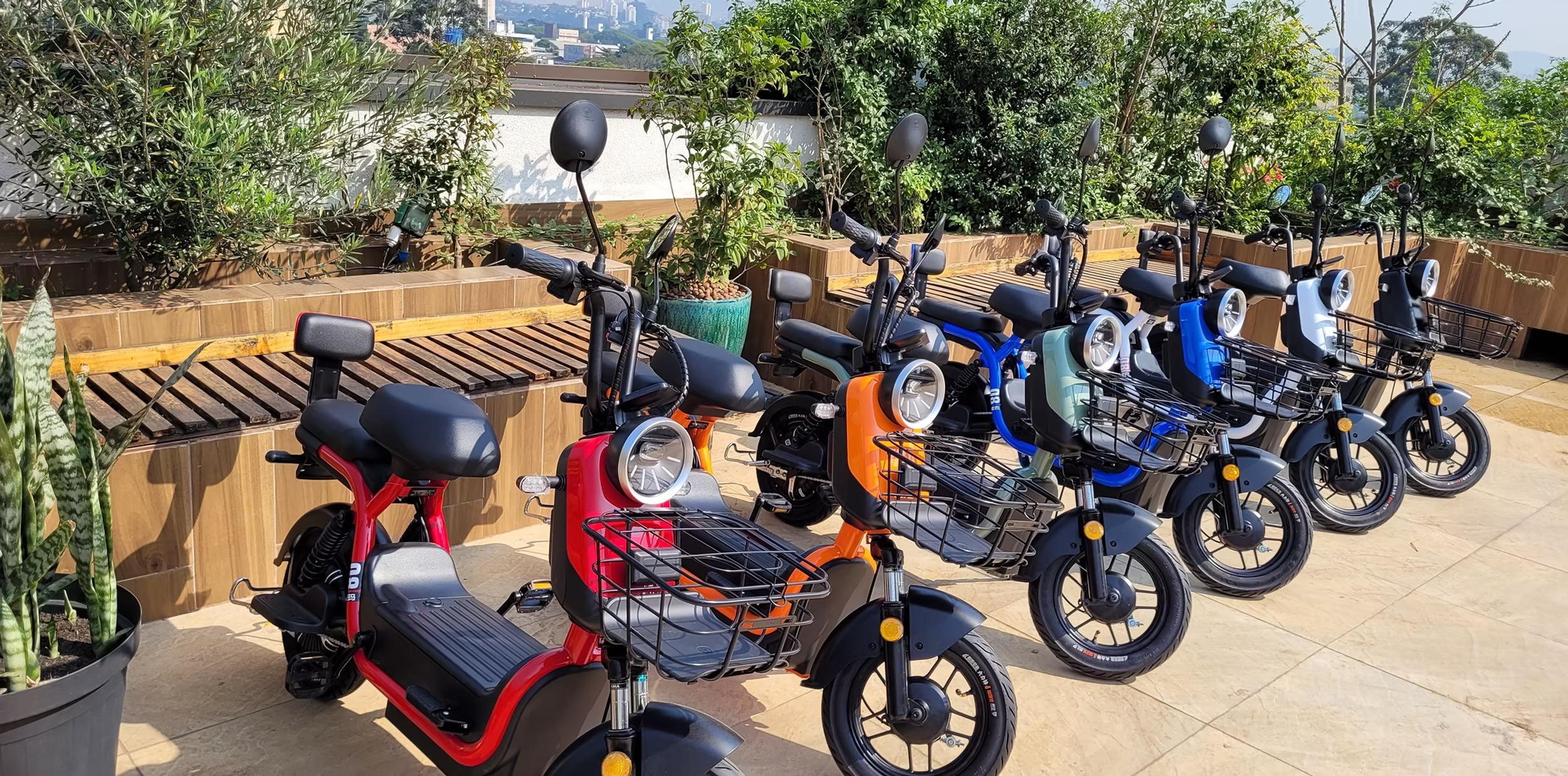 Frota de scooters elétricas HappyMobi prontas pra orla