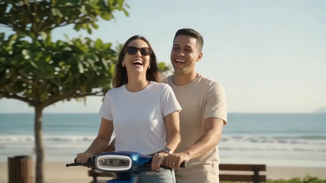 Mulher pilotando uma scooter elétrica HappyMobi na orla
